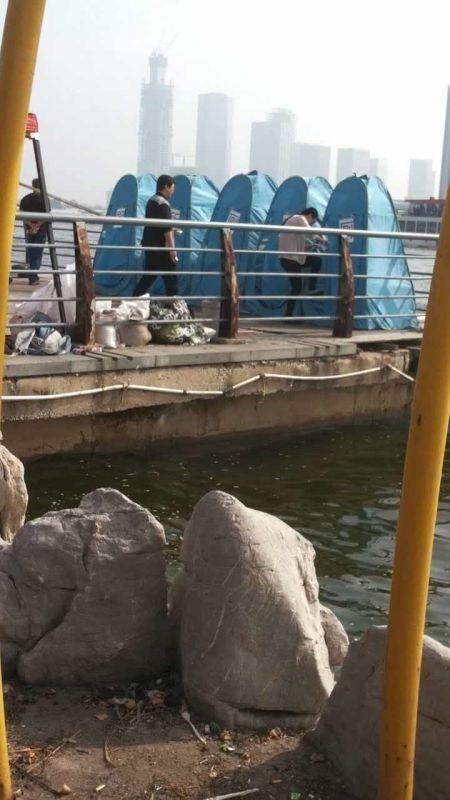 海河外滩私搭收费厕所 污水直泄海河