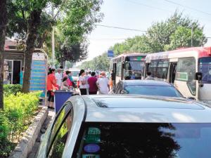 大学城地铁站外有“黑车” 挤占公交站区揽客